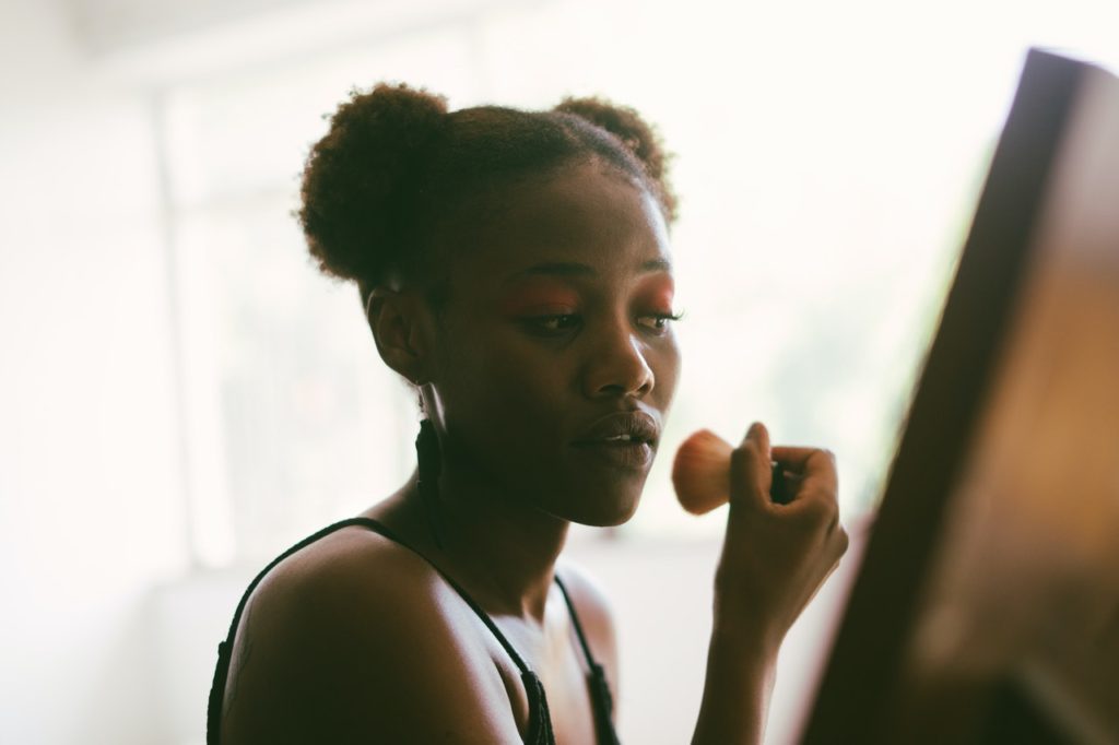 femme-noire-maquillage-dakar